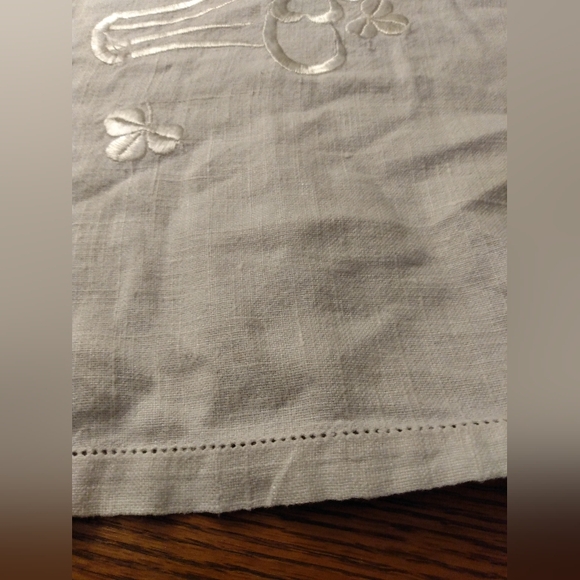 Vintage Small Linen Table Covering with Clover Basket Embroidered Embellishments - Picture 5 of 8
